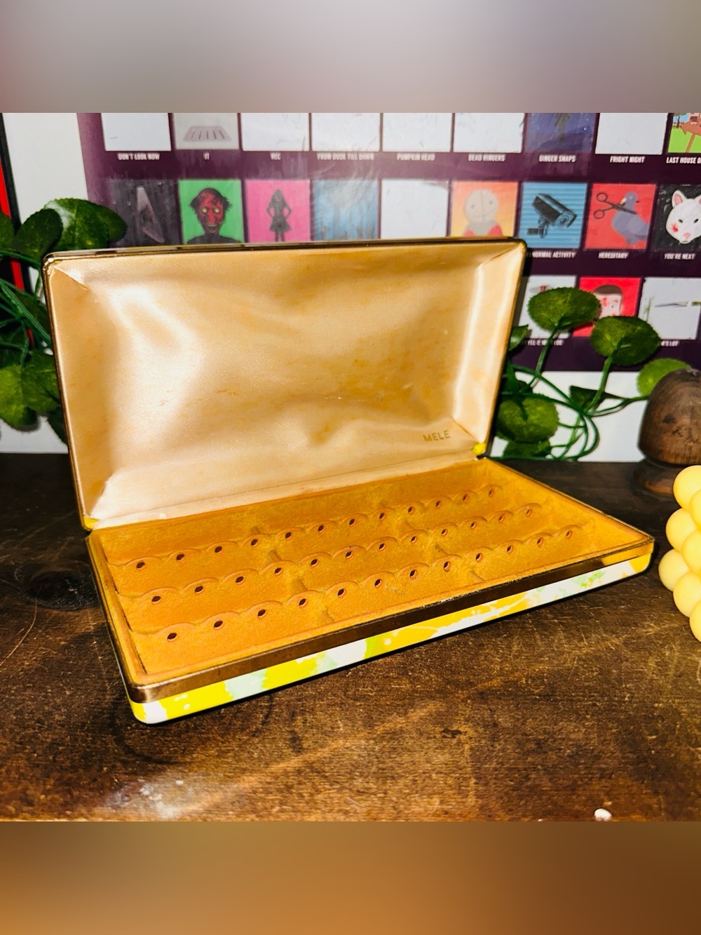 Vintage Mele Retro 70’s Clamshell Hardshell Jewelry Carrying Case